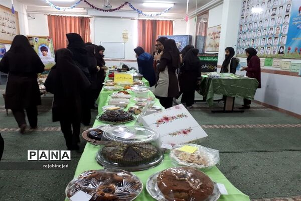 جشنواره تغذیه سالم در دبیرستان شهیده روحی ابرکوه