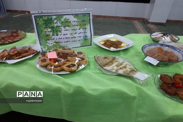 جشنواره تغذیه سالم در دبیرستان شهیده روحی ابرکوه