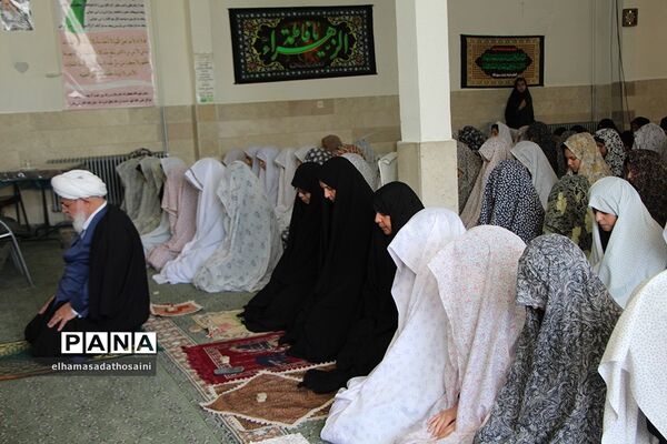 اقامه نماز و سخنرانی  نماینده ولی فقیه و امام جمعه یزد در دبیرستان بهادری یزد