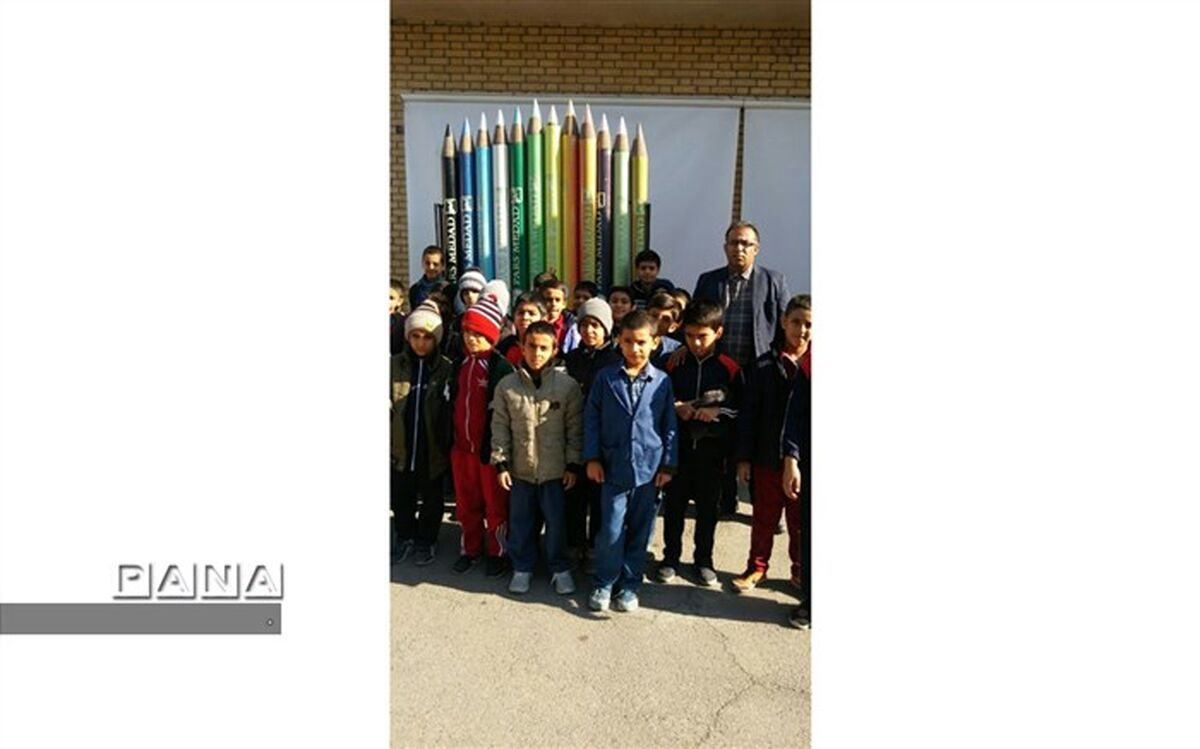 بازدید دانش اموزان دبستان حضرت قاسم(ع)ناحیه یک یزد از شرکت پارس مداد