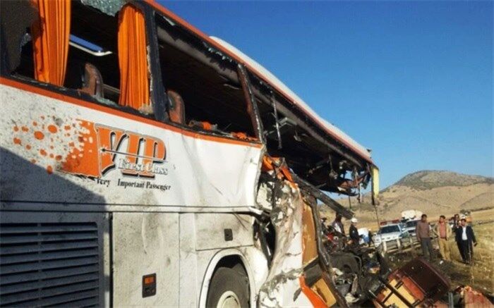 تصادف اتوبوس با کامیون در مهریز ۱۱ زخمی بر جا گذاشت