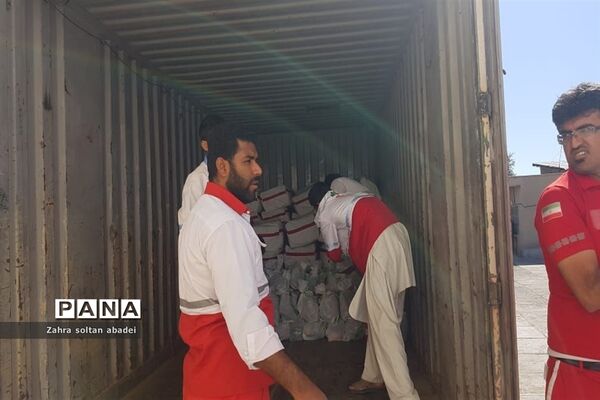 جمع آوری و بسته بندی کمک برای مناطق سیلزده؛ ایرانشهر