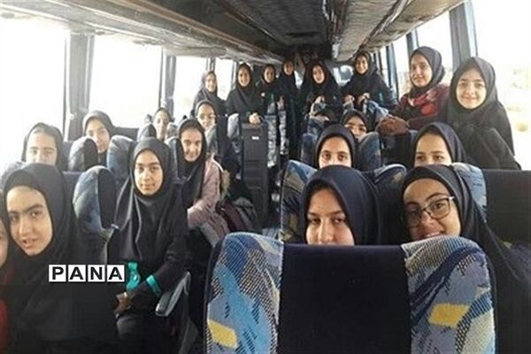 دانش آموزان دبیرستان سیدالشهدا ابرکوه در مشهد