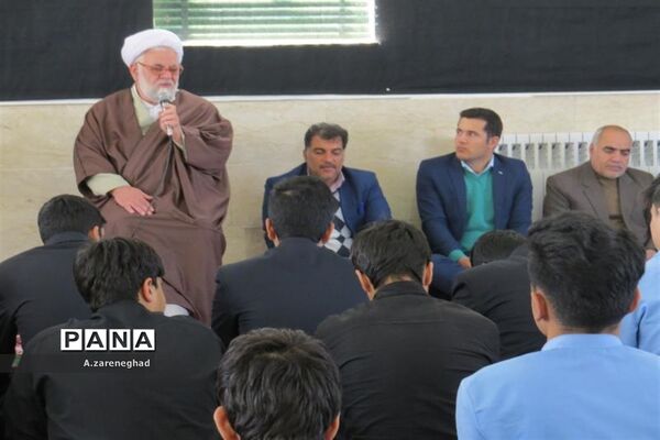 اقامه نماز و سخنرانی  امام جمعه اشکذر درهنرستان  خادمی