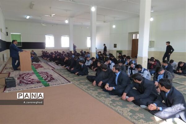 اقامه نماز و سخنرانی  امام جمعه اشکذر درهنرستان  خادمی