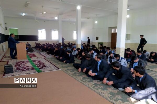 اقامه نماز و سخنرانی  امام جمعه اشکذر درهنرستان  خادمی