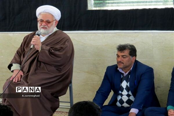 اقامه نماز و سخنرانی  امام جمعه اشکذر درهنرستان  خادمی