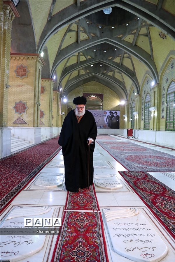 حضور رهبر انقلاب اسلامی در مرقد مطهر امام راحل و گلزار شهدای بهشت زهرا