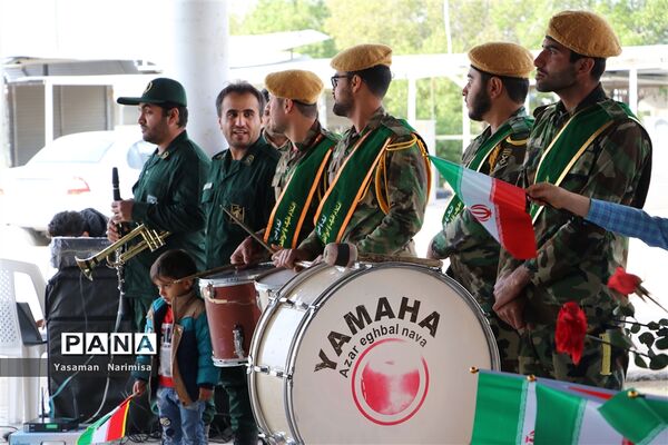نواخته شدن زنگ انقلاب و مراسم نمادین استقبال ار ورود امام خمینی(ره) در شهرستان امیدیه