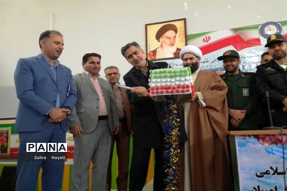 نواخته شدن زنگ انقلاب و مراسم نمادین استقبال ار ورود امام خمینی(ره) در شهرستان امیدیه