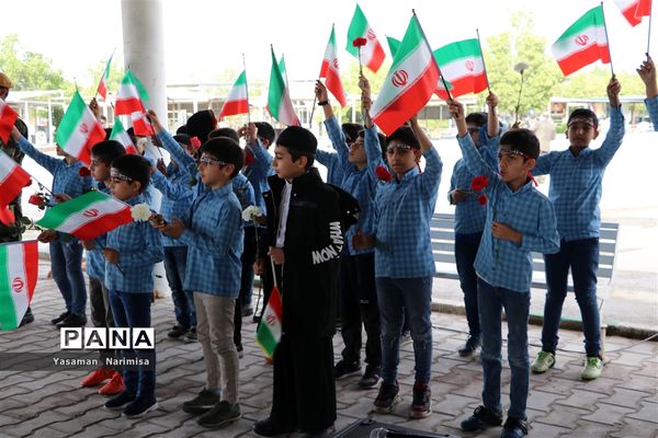 نواخته شدن زنگ انقلاب و مراسم نمادین استقبال ار ورود امام خمینی(ره) در شهرستان امیدیه