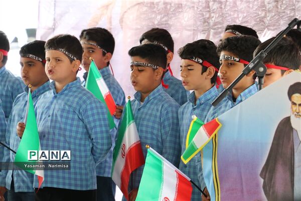 نواخته شدن زنگ انقلاب و مراسم نمادین استقبال ار ورود امام خمینی(ره) در شهرستان امیدیه