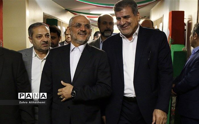 فولادوند: باید روش انتقال مفاهیم انقلاب به نسل جدید به روز شود