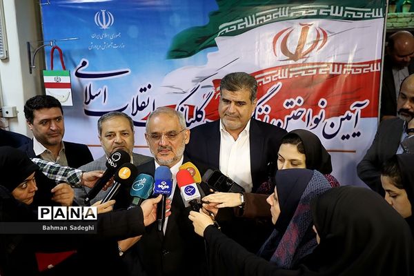 نواختن زنگ انقلاب در «مدرسه رفاه»