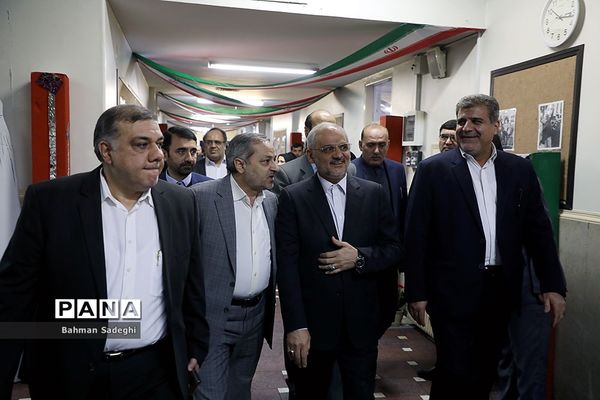 نواختن زنگ انقلاب در «مدرسه رفاه»