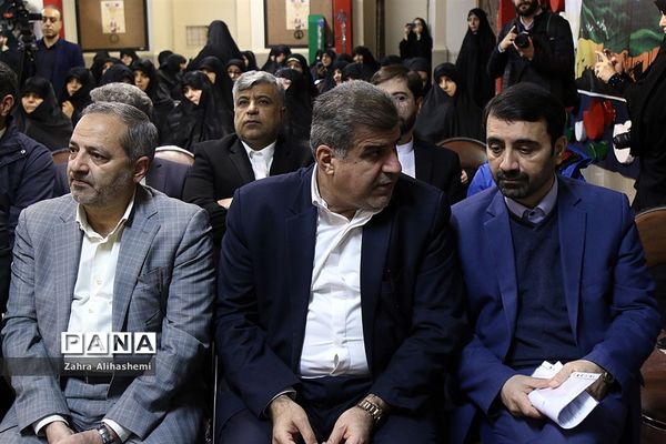 نواختن گلبانگ انقلاب اسلامی با حضور وزیر آموزش و پرورش