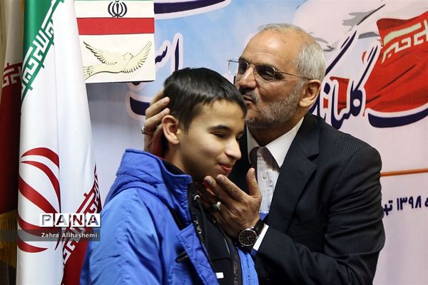 نواختن گلبانگ انقلاب اسلامی با حضور وزیر آموزش و پرورش