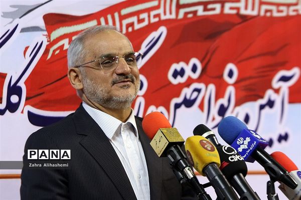 نواختن گلبانگ انقلاب اسلامی با حضور وزیر آموزش و پرورش