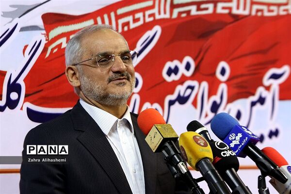 نواختن گلبانگ انقلاب اسلامی با حضور وزیر آموزش و پرورش