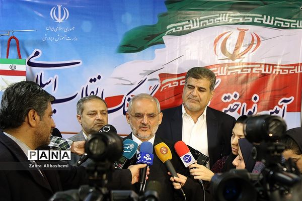 نواختن گلبانگ انقلاب اسلامی با حضور وزیر آموزش و پرورش