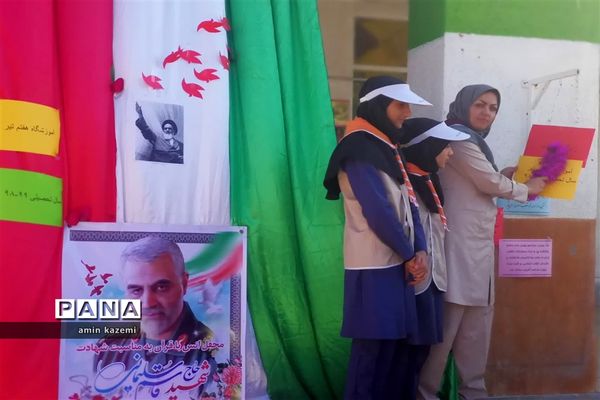 زنگ انقلاب به یادسپهبد شهید قاسم سلیمانی  در مدارس داراب