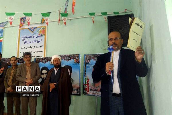 زنگ انقلاب به یادسپهبد شهید قاسم سلیمانی  در مدارس داراب