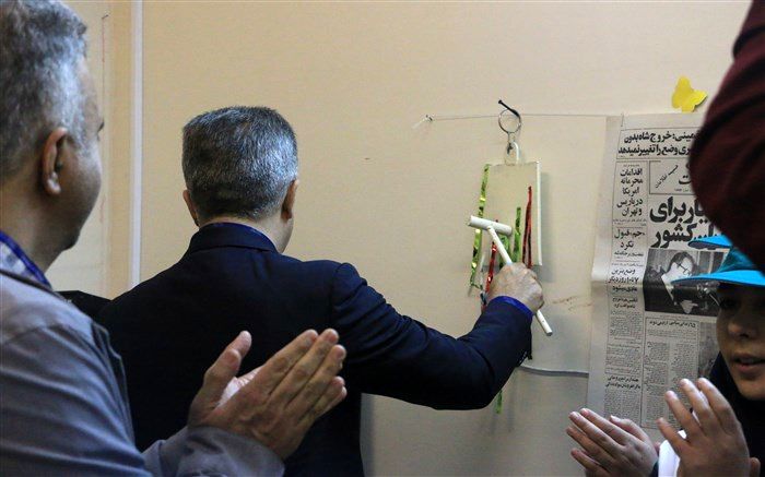 نواختن زنگ انقلاب   در جماران و مدرسه کاشف الغطا منطقه 1