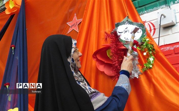 گلبانگ انقلاب در مدارس منطقه 8 طنین انداز شد