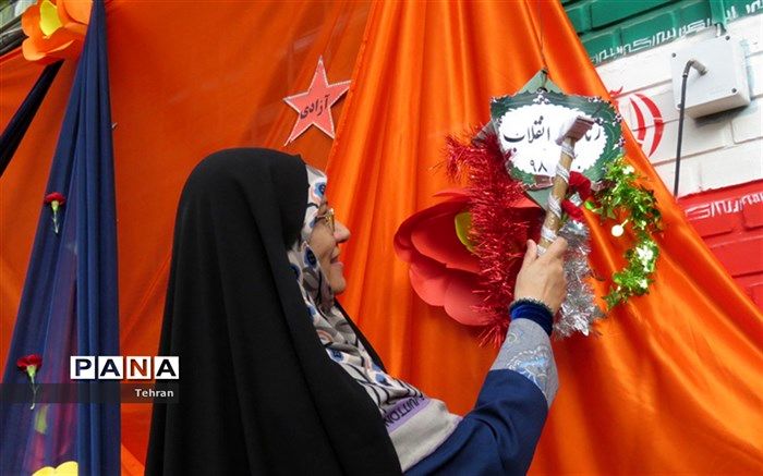 گلبانگ انقلاب در مدارس منطقه 8 طنین انداز شد