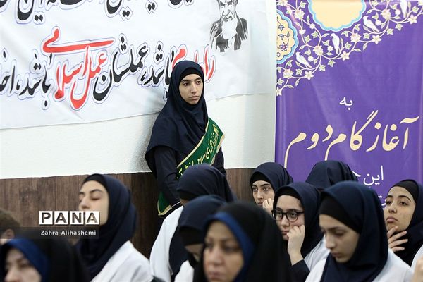 افتتاحیه هشتمین نمایشگاه دانش آموزی مدرسه انقلاب  در منطقه5