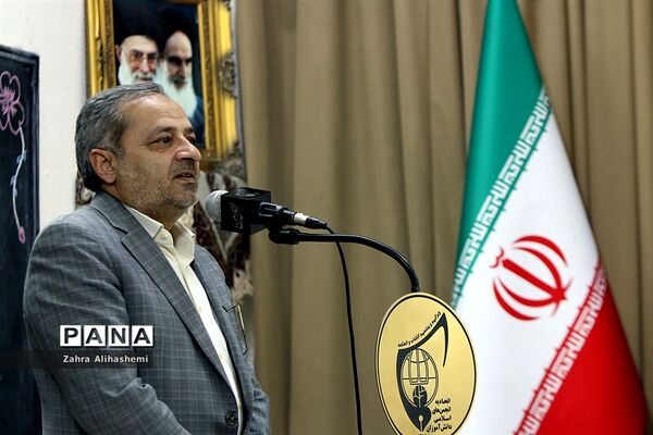 افتتاحیه هشتمین نمایشگاه دانش آموزی مدرسه انقلاب  در منطقه5