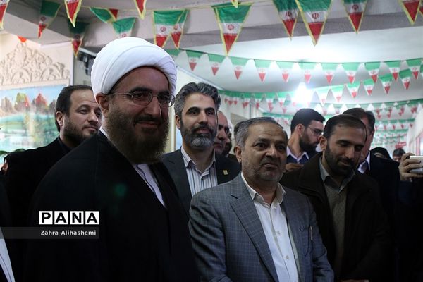 افتتاحیه هشتمین نمایشگاه دانش آموزی مدرسه انقلاب  در منطقه5