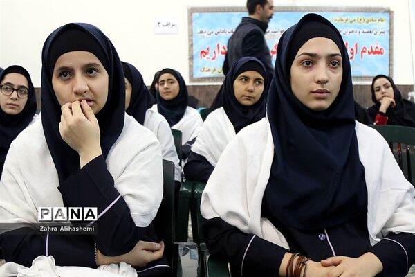 افتتاحیه هشتمین نمایشگاه دانش آموزی مدرسه انقلاب  در منطقه5