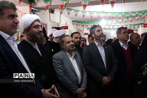افتتاحیه هشتمین نمایشگاه دانش آموزی مدرسه انقلاب  در منطقه5
