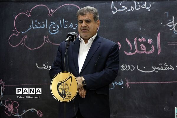 افتتاحیه هشتمین نمایشگاه دانش آموزی مدرسه انقلاب  در منطقه5