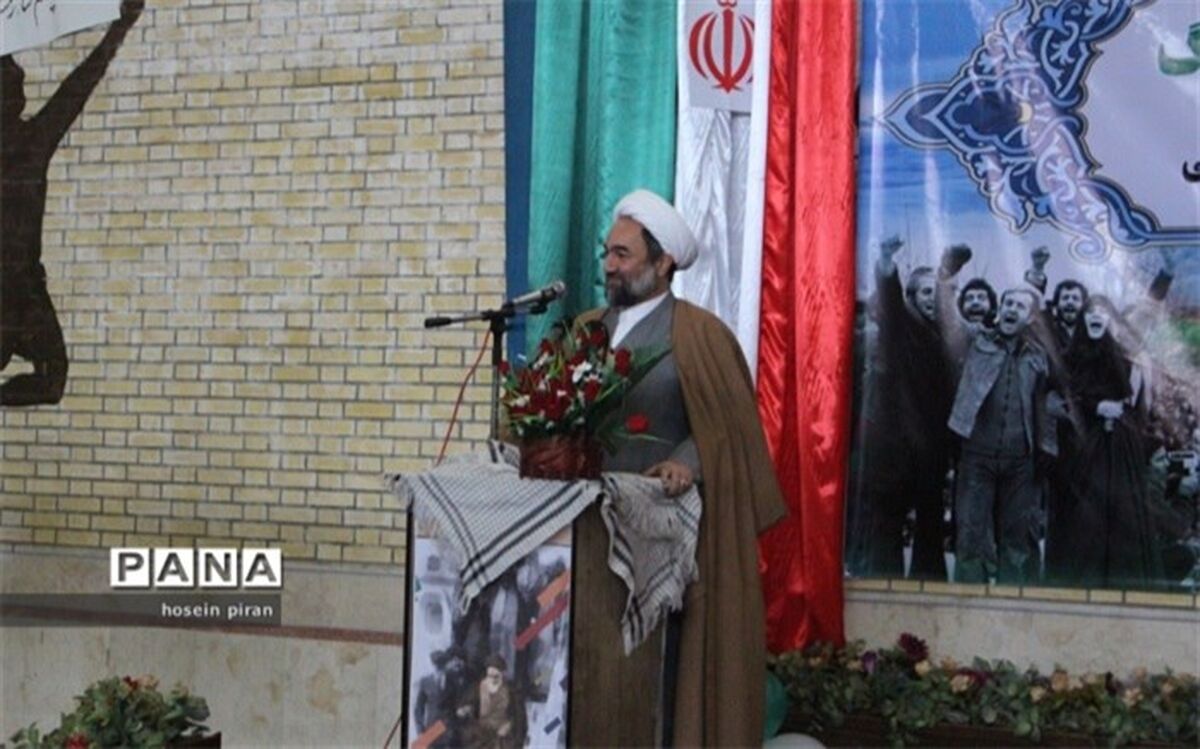 امام جمعه زاهدان: دانش آموزان باید تاریخ انقلاب را بخوانند و به آن افتخار کنند
