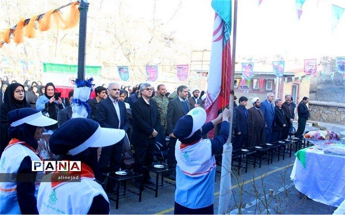 نواختن چهل و یکمین گلبانگ انقلاب اسلامی  در مدارس  طرقبه شاندیز