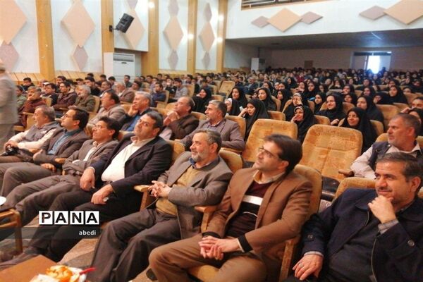 تجلیل از دانش آموزان برگزیده کنکور سراسری و مسابقات فرهنگی هنری در شهرستان بهاباد
