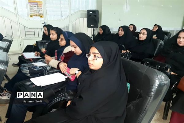 برگزاری کارگاه تفکر و سواد رسانه وآموزش عکاسی درشهرستان حمیدیه