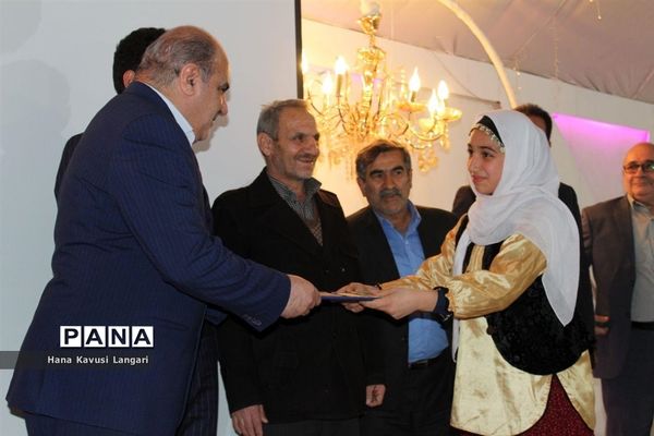 تجلیل از دانش‌آموزان برتر دبیرستان اسرم