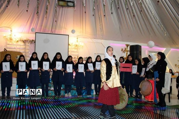 تجلیل از دانش‌آموزان برتر دبیرستان اسرم