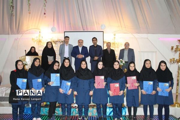 تجلیل از دانش‌آموزان برتر دبیرستان اسرم
