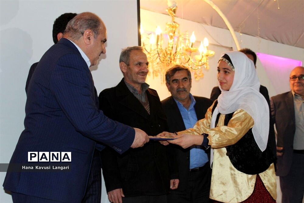 تجلیل از دانش‌آموزان برتر دبیرستان اسرم