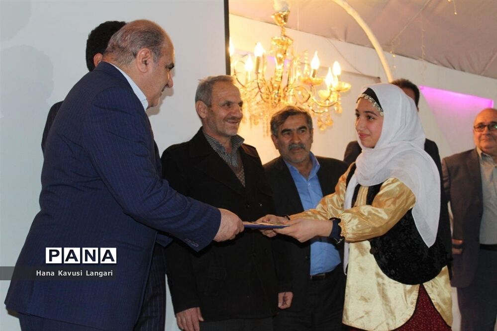 تجلیل از دانش‌آموزان برتر دبیرستان اسرم