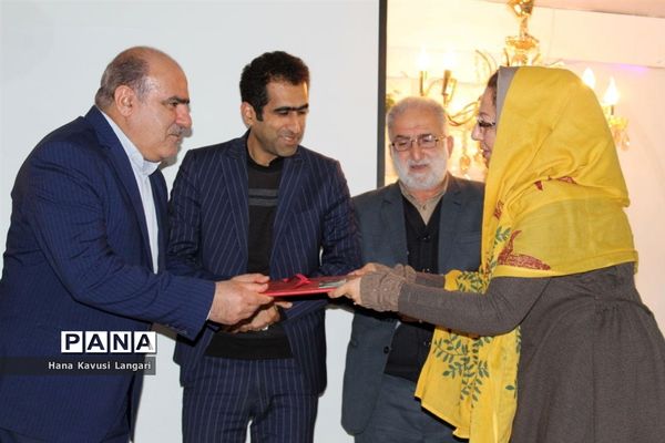 تجلیل از دانش‌آموزان برتر دبیرستان اسرم