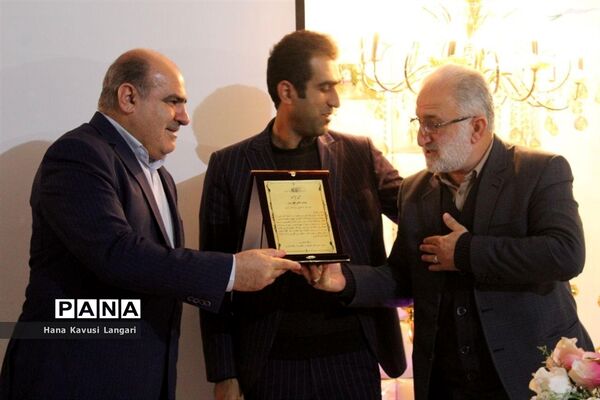 تجلیل از دانش‌آموزان برتر دبیرستان اسرم