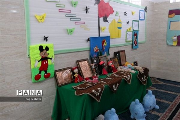 نمایشگاه انقلاب دردبیرستان دخترانه صدرا یزد