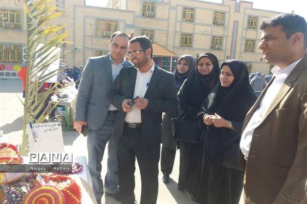 جشنواره خوارزمی  با محور بازارچه کارآفرینی آموزشگاه شهید ابوالحسنی شهرستان امیدیه