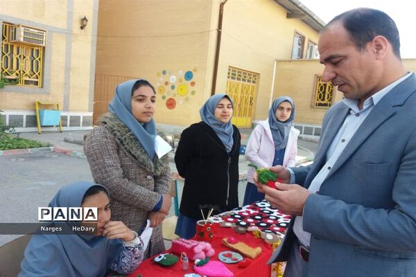 جشنواره خوارزمی  با محور بازارچه کارآفرینی آموزشگاه شهید ابوالحسنی شهرستان امیدیه