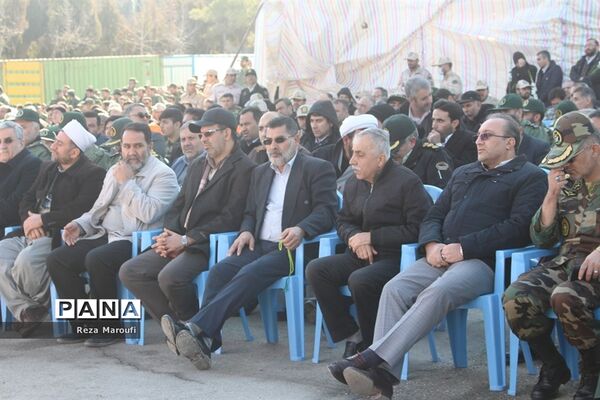 غبار روبی مزار شهدا به مناسبت دهه فجر در ارومیه